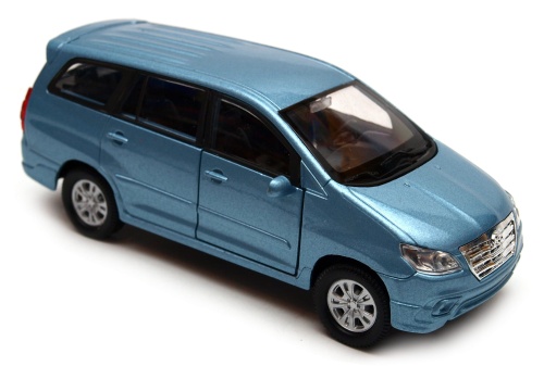 Toyota_Innova_43618_020.jpg