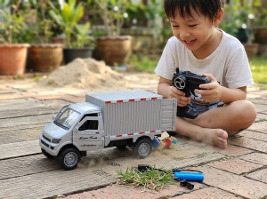 Zdalnie sterowana ciężarówka dostawczak otwierany drzwi i paka